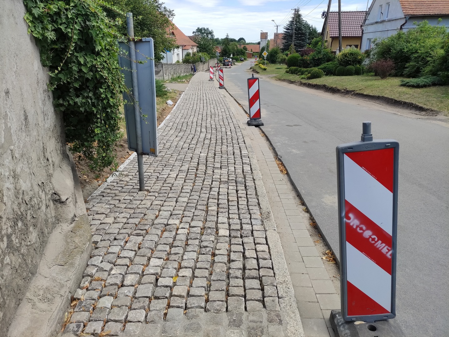 Wymiana nawierzchni drogi i budowa chodnika w m Chróścina Galeria