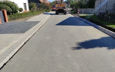 Wymiana nawierzchni drogi i budowa chodnika w m. Chr&oacute;ścina 2