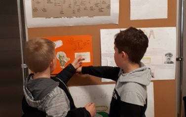 Zdjęcie 03.  29 listopada 2021r. Na zdjęciu uczniowie  klasy IV podczas oglądania wystawy matematyczno-historycznej.
