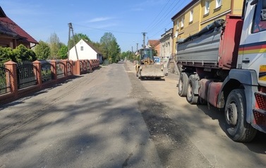 Wymiana nawierzchni drogi i budowa chodnika w m. Chr&oacute;ścina 3