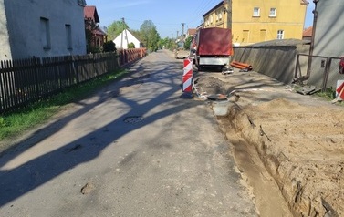 Wymiana nawierzchni drogi i budowa chodnika w m. Chr&oacute;ścina 5