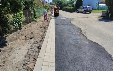 Wymiana nawierzchni drogi i budowa chodnika w m. Chr&oacute;ścina 8