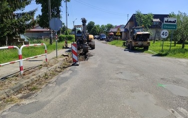 Wymiana nawierzchni drogi i budowa chodnika w m. Chr&oacute;ścina 10