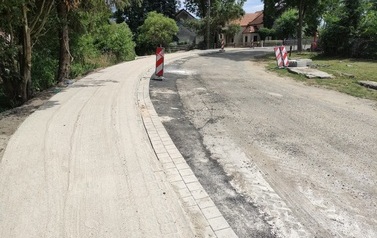 Wymiana nawierzchni drogi i budowa chodnika w m. Chr&oacute;ścina 3