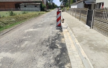 Wymiana nawierzchni drogi i budowa chodnika w m. Chr&oacute;ścina 5