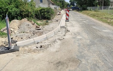 Wymiana nawierzchni drogi i budowa chodnika w m. Chr&oacute;ścina 6