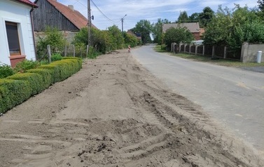 Wymiana nawierzchni drogi i budowa chodnika w m. Chr&oacute;ścina 8