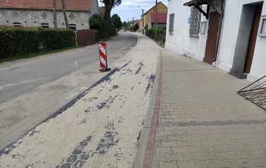 Wymiana nawierzchni drogi i budowa chodnika w m. Chr&oacute;ścina 16