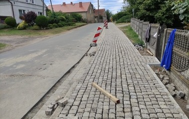 Wymiana nawierzchni drogi i budowa chodnika w m. Chr&oacute;ścina 21