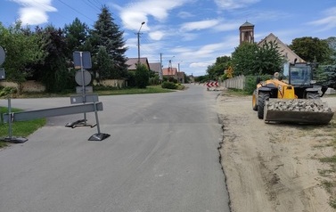 Wymiana nawierzchni drogi i budowa chodnika w m. Chr&oacute;ścina 22