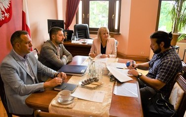 Podpisano umowę na przebudowę drogi, zabudowę rowu gminnego i wykonanie zjazd&oacute;w na posesję w m. Zawieścice 1