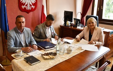 Podpisano umowę na przebudowę drogi, zabudowę rowu gminnego i wykonanie zjazd&oacute;w na posesję w m. Zawieścice 3