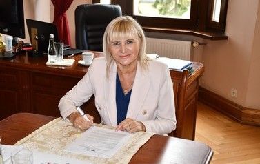 Podpisano umowę na przebudowę drogi, zabudowę rowu gminnego i wykonanie zjazd&oacute;w na posesję w m. Zawieścice 4
