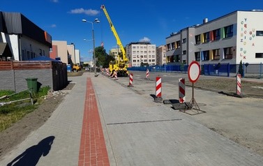 Wymiana nawierzchni drogi i chodnik&oacute;w ul. Piast&oacute;w w m. G&oacute;ra oraz Poprawa stanu nawierzchni jezdni i chodnik&oacute;w ul. J. Korczaka w m. G&oacute;ra 6