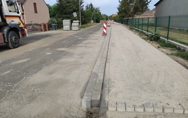 Wymiana nawierzchni drogi i budowa chodnika w m. Chr&oacute;ścina 3