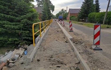 Wymiana nawierzchni drogi i budowa chodnika w m. Chr&oacute;ścina 4