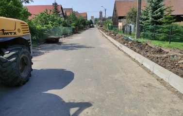 Wymiana nawierzchni drogi i budowa chodnika w m. Chr&oacute;ścina 1
