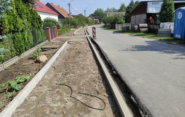 Wymiana nawierzchni drogi i budowa chodnika w m. Chr&oacute;ścina 3