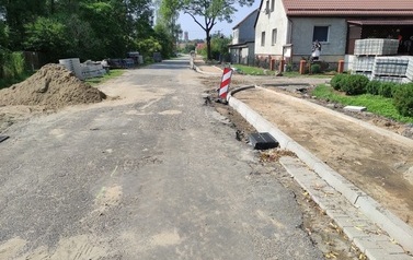 Wymiana nawierzchni drogi i budowa chodnika w m. Chr&oacute;ścina 6