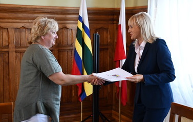 Wręczenie um&oacute;w opiekunkom dowoz&oacute;w szkolnych 3