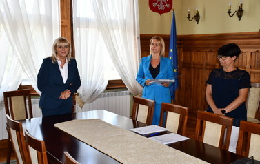 Wręczenie um&oacute;w opiekunkom dowoz&oacute;w szkolnych 8