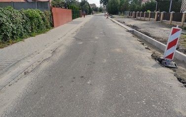Wymiana nawierzchni drogi i budowa chodnika w m. Chr&oacute;ścina 2