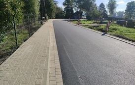 Wymiana nawierzchni drogi i budowa chodnika w m. Chr&oacute;ścina 9