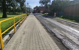 Wymiana nawierzchni drogi i budowa chodnika w m. Chr&oacute;ścina 11