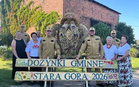 Zdjęcie przedstawiające grupę dożynkową