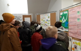 Zdjęcie 05.  30 listopada 2021r. Na zdjęciu uczniowie klasy VIIIa podczas oglądania wystawy matematyczno-historycznej.