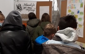 Zdjęcie 04.  30 listopada 2021r. Na zdjęciu uczniowie klasy VIIIa podczas oglądania wystawy matematyczno-historycznej.
