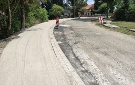 Wymiana nawierzchni drogi i budowa chodnika w m. Chr&oacute;ścina 3