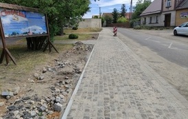 Wymiana nawierzchni drogi i budowa chodnika w m. Chr&oacute;ścina 15
