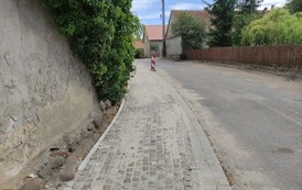 Wymiana nawierzchni drogi i budowa chodnika w m. Chr&oacute;ścina 18