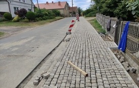 Wymiana nawierzchni drogi i budowa chodnika w m. Chr&oacute;ścina 21