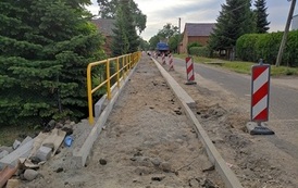 Wymiana nawierzchni drogi i budowa chodnika w m. Chr&oacute;ścina 4