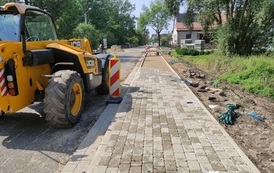 Wymiana nawierzchni drogi i budowa chodnika w m. Chr&oacute;ścina 7