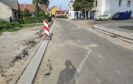 Wymiana nawierzchni drogi i budowa chodnika w m. Chr&oacute;ścina 5