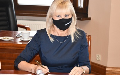 Zdjęcie do Podpisano umowę na wymianę nawierzchni jezdni i chodnik&oacute;w ul. Chopina