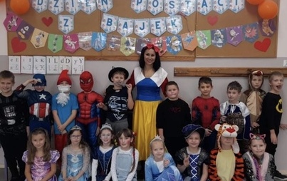 Zdjęcie do MIĘDZYNARODOWY DZIEŃ POSTACI Z BAJEK W SZKOLE PODSTAWOWEJ NR 1 W G&Oacute;RZE