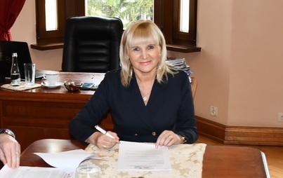 Zdjęcie do Podpisano umowę na poprawę stanu nawierzchni jezdni i chodnik&oacute;w ul. J. Korczaka w m. G&oacute;ra.