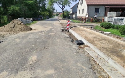 Zdjęcie do Wymiana nawierzchni drogi i budowa chodnika w m. Chr&oacute;ścina