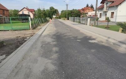 Zdjęcie do Wymiana nawierzchni drogi i budowa chodnika w m. Chr&oacute;ścina