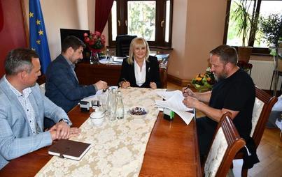 Zdjęcie do Podpisanie umowy na remont boiska ORLIK przy OKF w G&oacute;rze