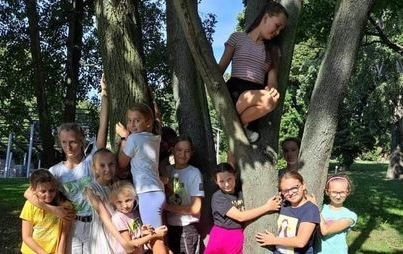 Zdjęcie do SP 1: Og&oacute;lnopolska kampania &bdquo;Przytul się do drzewa&rdquo; - Edycja II
