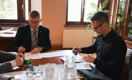 Zdjęcie do Podpisanie umowy dot. remizy strażackiej w Chr&oacute;ścinie