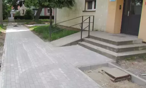 Zdjęcie do Trwa wymiana nawierzchni chodnik&oacute;w przy ul. Sikorskiego 2 w m. G&oacute;ra