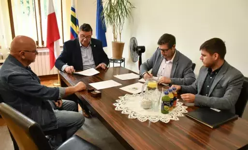 Zdjęcie do Umowa na remont dachu remizy strażackiej w Osetnie