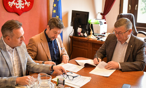 Zdjęcie do Podpisano umowę na kolejny etap prac związanych z wymianą nawierzchni drogi - ul. Zacisze w m. Czernina