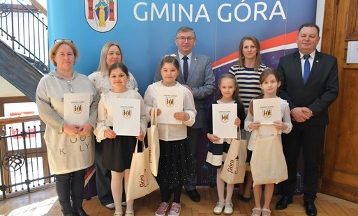 Zdjęcie do Wręczenie nagr&oacute;d laureatom konkursu &bdquo;Adoptuj, nie kupuj&rdquo;